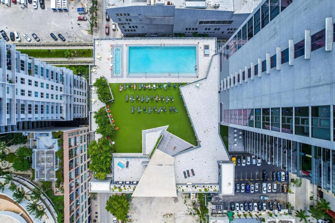 Experience Modern 2 Bed Near Biscayne Blvd *