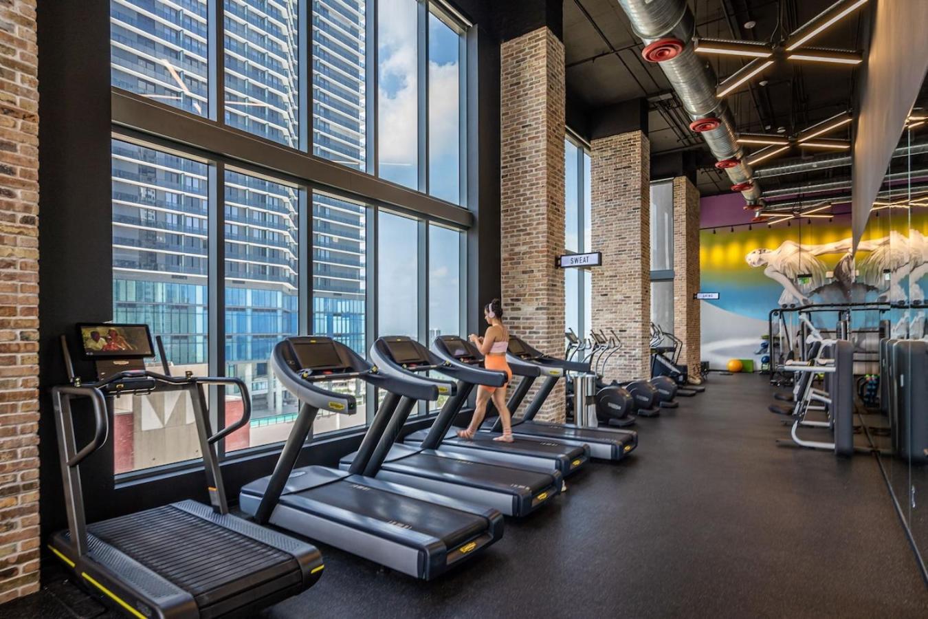 Experience Modern 2 Bed Near Biscayne Blvd *