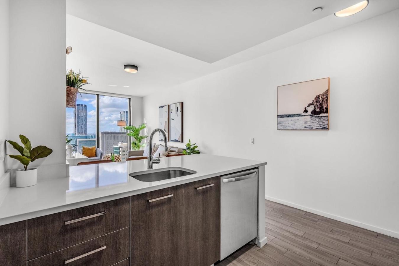 Experience Modern 2 Bed Near Biscayne Blvd Apartment