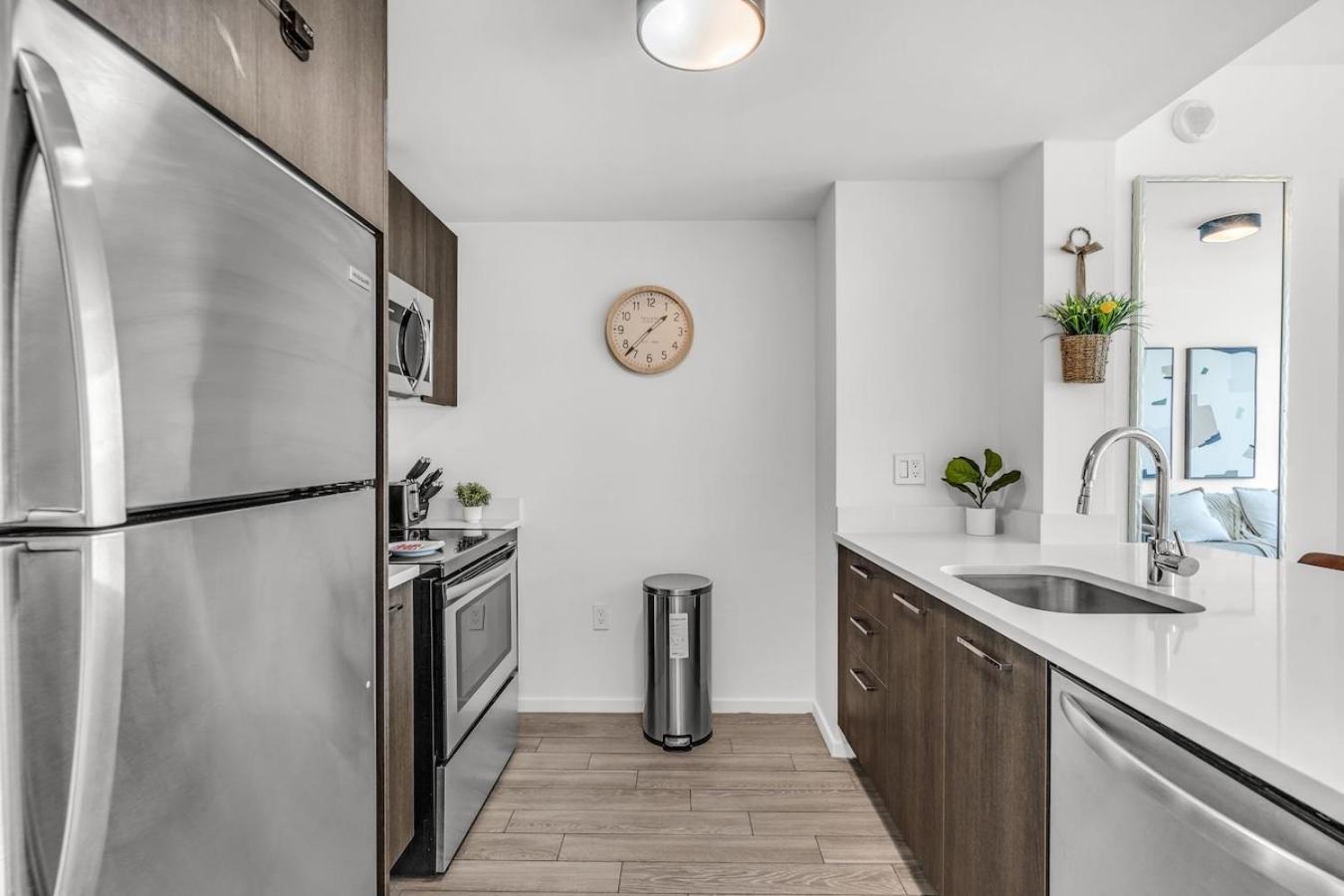 Experience Modern 2 Bed Near Biscayne Blvd Apartment