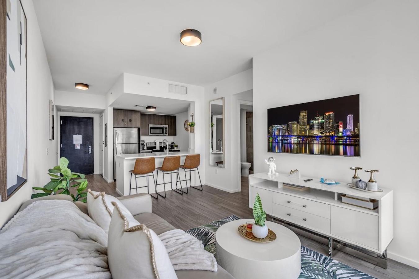 Experience Modern 2 Bed Near Biscayne Blvd *
