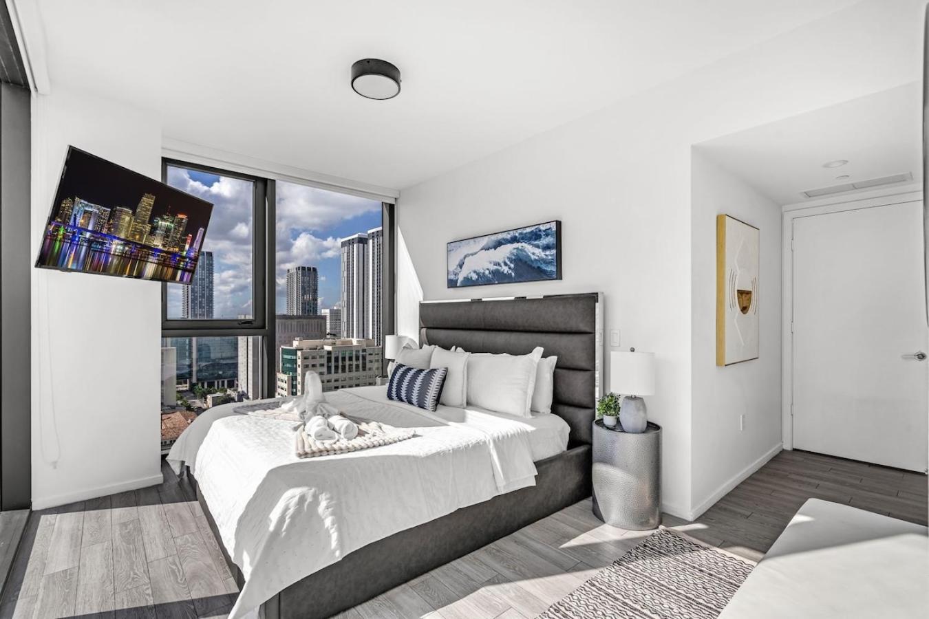 Experience Modern 2 Bed Near Biscayne Blvd Apartment