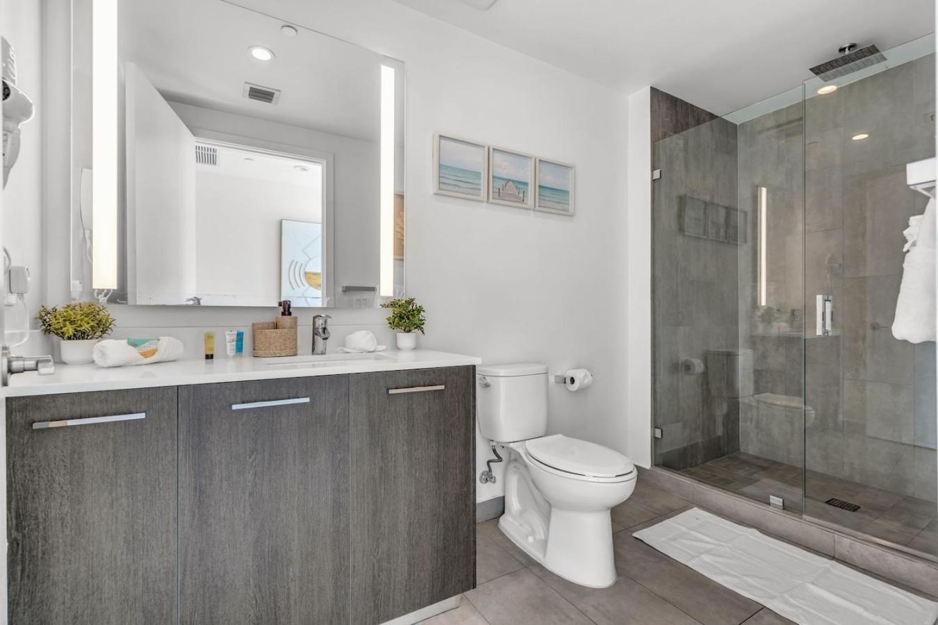 Experience Modern 2 Bed Near Biscayne Blvd